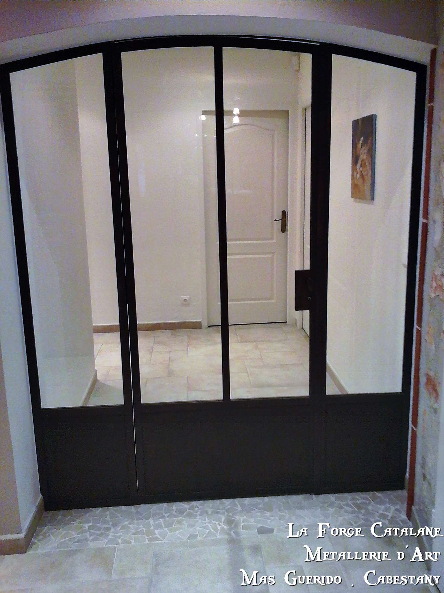 porte de separation vitre soubassement tole forge catalane.jpg